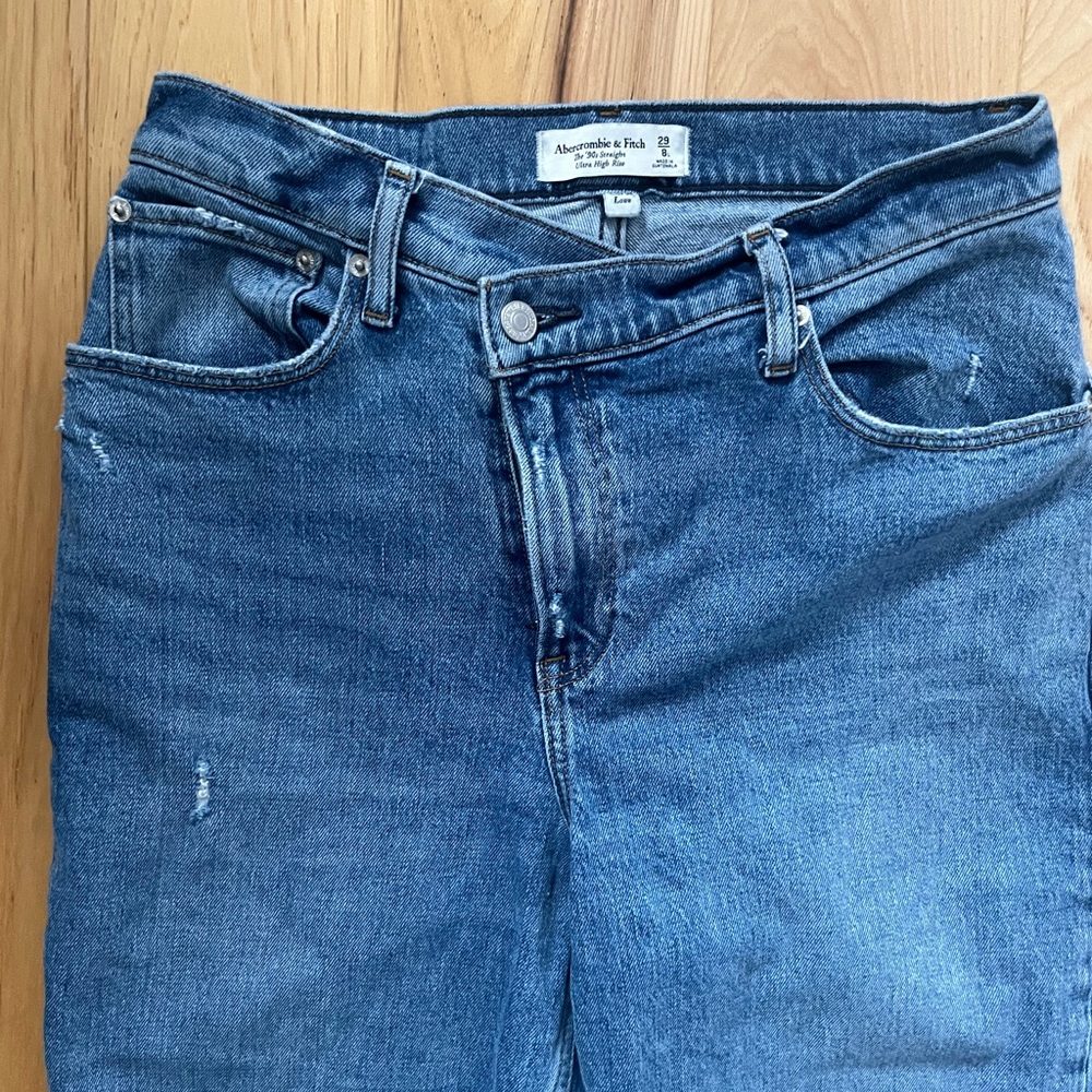 Abercrombie Curve Love Ultra High Rise 90s straight Jean